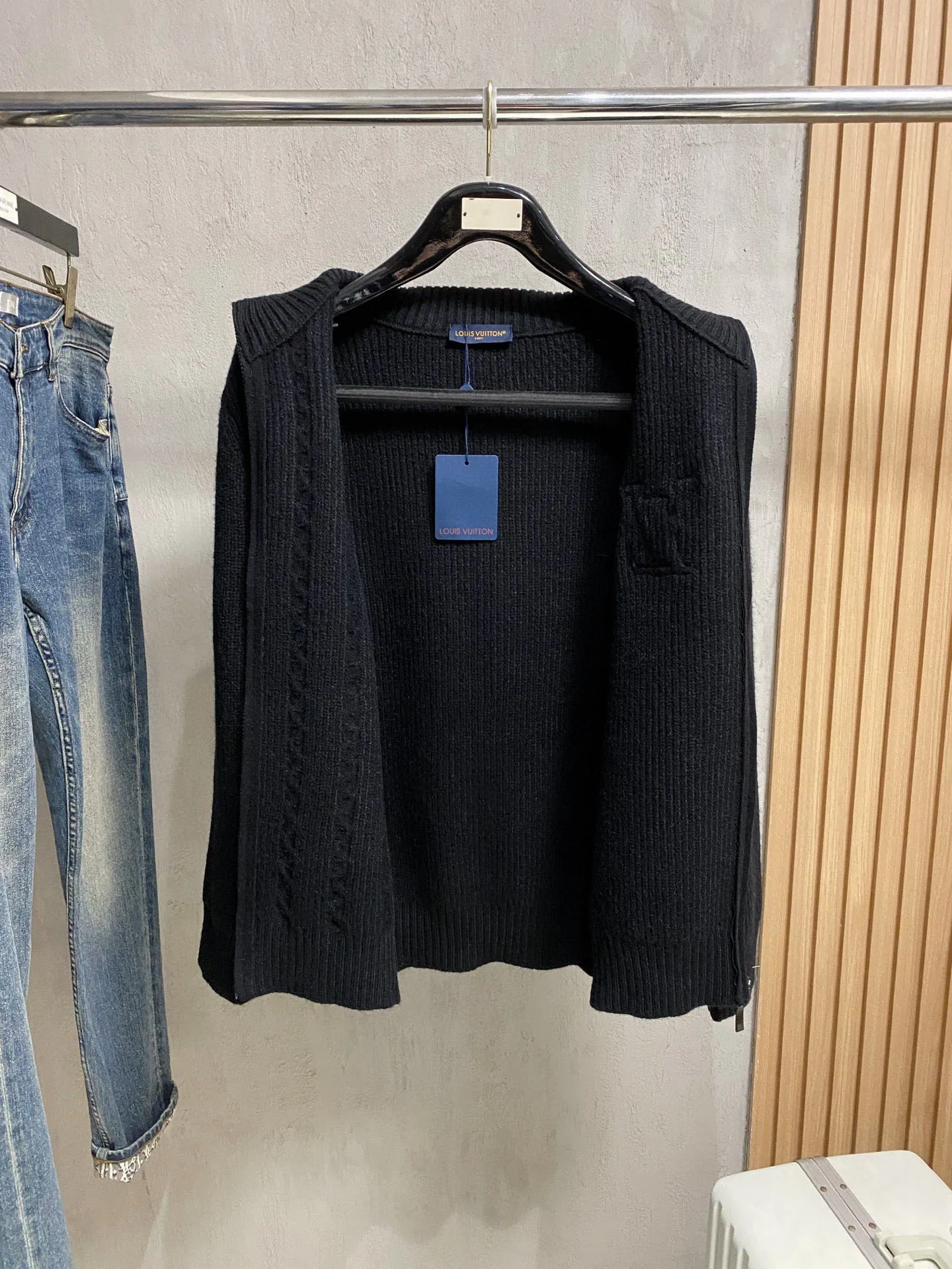 🅿️560 【LV Louis Vuitton】Autumn and winter classic cardigan sweater, in full condition! ! ! Wool blended fabric, the latest model in 2025, golden ratio! ! Slim-fitting soft gold, versatile and practical item, the combination and practicality are extremely powerful, simple and elegant, and classy! To create your own style, it is highly recommended to buy it in two colors. The standard slim fit tailoring process is suitable for both young and old men. It is knitted from wool and will not cause any discomfort! While keeping warm, it is stylish, textured and wearable, and the classic logo with contrasting colors on the chest feels in place! ! Recommended for regular customers! ! Size M-3XL (maximum wear: 190 pounds)